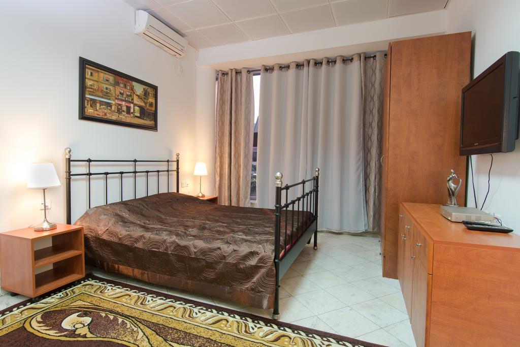 Hotel Rothschild 37 Бат Ям Екстериор снимка